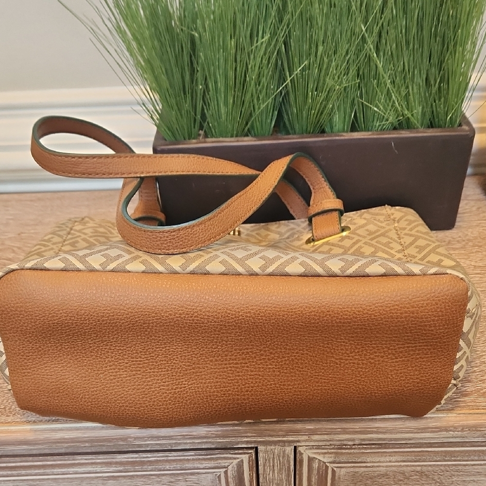 Tommy Hilfiger Brown and Tan Logo Tote - Picture 6 of 7